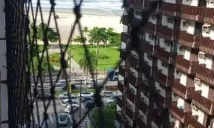 Apartamento na pompéia 2 dormitórios sendo 1 suíte - varanda e vista parcial pro mar