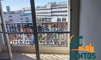 Apartamento com varanda, vista livre e garagem demarcada no coraçao da vila belmiro em santos .