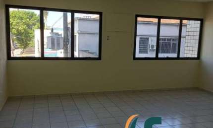 Sala comercial à venda na Vila Mathias, Santos ? 48m², vaga, copa e banheiro. Localização estratégica entre Canal 3 e Ana Costa. Aceita permuta!