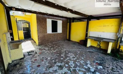 Casa em ótima localização e amplo espaço de quintal à venda na praia de mongaguá