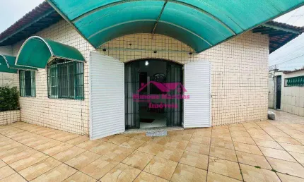 Casa com amplo espaço de quintal e 02 dormitórios à venda na praia de mongaguá