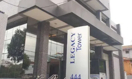 Aluga conjunto comercial c/ 42 m2 de área útil e varanda mobilável na av. conselheiro nébias - santos/sp