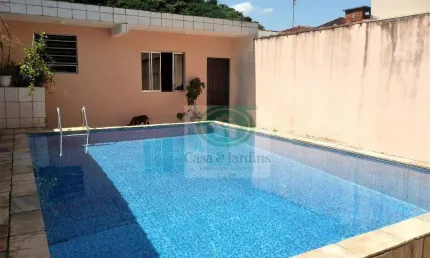 Casa térrea em Santos, bairro do Marapé, com 03 dormitórios/sendo 02 suítes, edícula e piscina - R$1.590.000,00