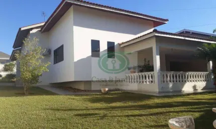 Linda casa em condomínio fechado, localizada na cidade Itatiba./SP.