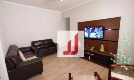 Casa no centro, a venda: 2 Dorm, edícula e duas vagas de garagem.