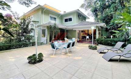 Imponente residência de alto padrão no Altos de São Fernando, Jandira-SP: 4 quartos, 4 suítes, 5 banheiros, 6 vagas, 553,06 m².