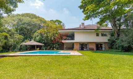 Luxuosa mansão em condomínio no Parque Silvino Pereira, Cotia-SP: 6 quartos, 2 suítes, 6 banheiros, 9 vagas, 721,04m².