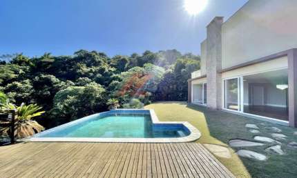 Imponente casa em condomínio na Pousada dos Bandeirantes, Carapicuíba-SP: 4 quartos, 4 suítes, 6 banheiros e 5 vagas!