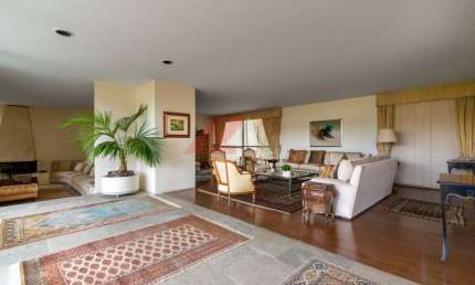 Imponente mansão de luxo no Pacaembu: 4 quartos, 4 suítes, 3 salas, 6 banheiros, 8 vagas, 885,30m². Venha conhecer!