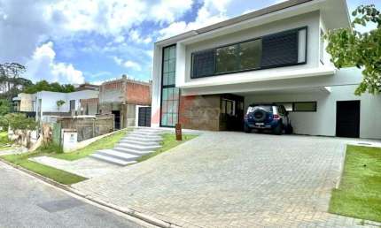 Casa de luxo em condomínio, 3 suítes, 4 vagas na cidade de Embu das Artes-SP - Jardim Colibri - Imperdível!