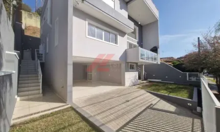 Casa de 3 quartos em condomínio de luxo em Terras do Madeira, Carapicuíba-SP: 279m², 3 suítes, 4 vagas - Venda ou locação