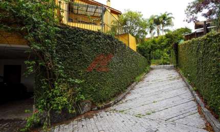 Luxuosa mansão de 4 suítes na Granja Viana II, Cotia-SP: 482m², 2 salas, 7 banheiros, 6 vagas. Imperdível!