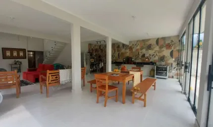 UBATUBA - 4 dorm (Sendo 2 suítes), 3 vagas de garagem,