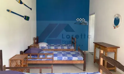 Casa aconchegante com 2 dormitórios, sala, cozinha e 1 banheiro.