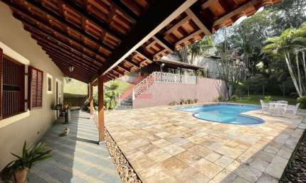 Casa de luxo em condomínio: 3 suítes, 4 banheiros, 8 vagas em Carapicuíba-SP na Chácara dos Lagos - 321,32 m²