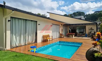 Casa à venda em Cotia-SP, Chácara Eliana: 3 quartos, 3 suítes, 4 banheiros e 277,44 m² de área. Agende sua visita!
