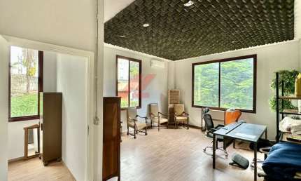 Excelente oportunidade: Sala comercial em condomínio na Chácara São João, Carapicuíba-SP! 2 salas, 2 banheiros, 2 vagas, 86,01 m².