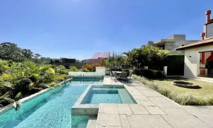 Mansão de luxo com 6 suítes no condomínio exclusivo de Moinho Velho, Cotia-SP: uma oportunidade de investimento única!