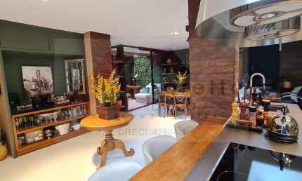 Morumbi - Casa em Condomínio Fechado 400m², Linda e confortável, com 4 suítes convertidas em 2 suítes (possível reverter), cozinha aberta, living amplo, dep. de empregada, 6 banheiros, 4 vagas