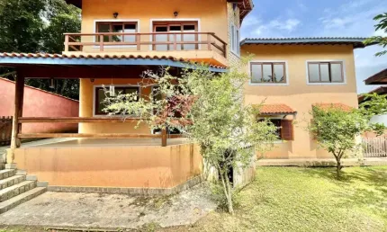 Casa de Luxo em Condomínio: 5 quartos, 2 suítes, 6 banheiros, 3 vagas, 360,40 m² em Barueri-SP, bairro São Fernando.