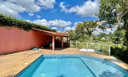 Imperdível oportunidade de adquirir uma casa de alto padrão na Chácara São João, em Carapicuíba-SP, com 4 quartos, 1 suíte, 4 banheiros, 6 vagas de garagem e 409,00 m² de área. Confira!