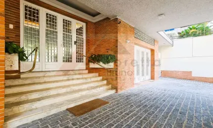 Apartamento com 289m² de área útil, 2vagas de garagem, 3 dormitórios sendo 2 suítes com closet,
