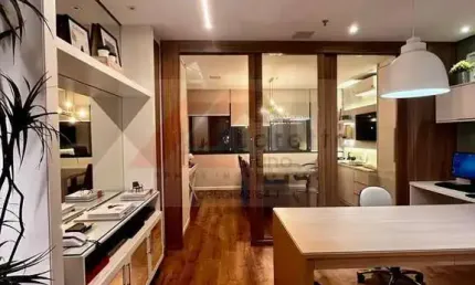 ila Nova Conceição - Linda Sala Comercial Reformada 37m², possui duas amplas salas, dois banheiros. Ar condicionado novo e independentes (um ponto em cada sala). Repleto de armário, 1 vaga