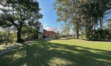 Imperdível: Casa à venda em Carapicuíba-SP, Chácara dos Junqueiras. 3 quartos, 1 suíte, 3 banheiros, 17 vagas. 434,79 m².