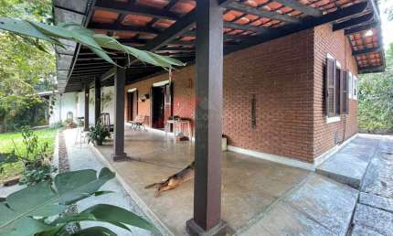 Imperdível oportunidade: Casa à venda em Cotia-SP, Jardim Colibri, com 4 quartos, 1 suíte, 1 sala, 3 banheiros, 10 vagas de garagem e 209,70m² de área.