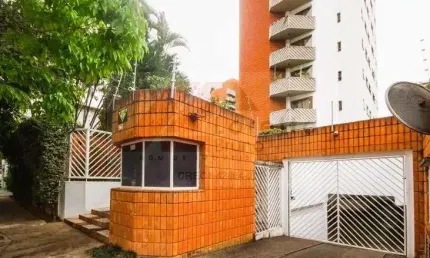 Excelente apartamento, com 160m, em prédio 1 por andar, 3 dormitórios (sendo 1 suíte), 3 vagas de garagem.