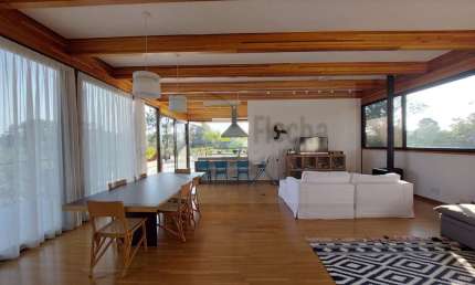 Confira essa casa dentro de condomínio em São Roque - 9 dormitórios sendo 4 suítes e 10 vagas
