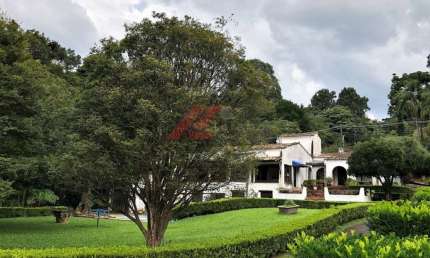 Luxuosa mansão de 4 quartos e 4 suítes na Granja Viana em Cotia-SP com 800m² e 10 vagas de garagem! Venha conferir!