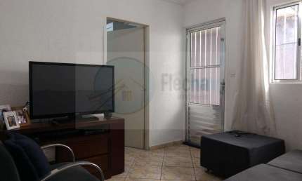 Casa térrea em bom estado - 2 dormitórios e 1 vaga. Edícula com 2 dormitórios.
