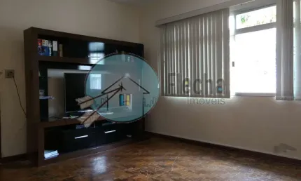 Casa com uma boa estrutura em terreno plano em ótima localização em rua sem saída.