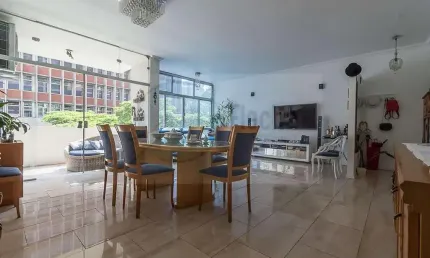 Apartamento totalmente reformado e decorado recentemente - 4 dormitórios, sendo 1 suíte e 2 vagas.