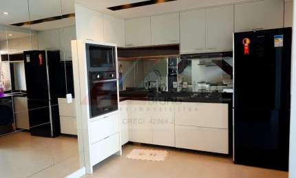 Apartamento em andar alto, 272m² de área útil, 5 dormitórios( sendo 3 suítes), 3 vagas, 5 banheiros.