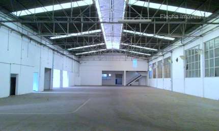 Galpão com terreno de 3.390m², e área construída de 3.200m², com pé direito de 7m