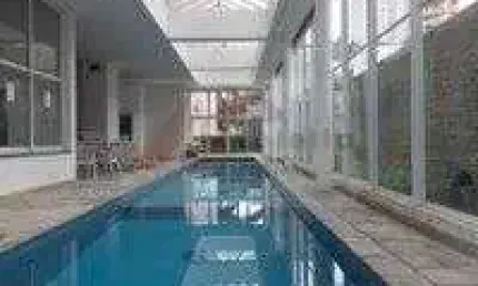 Apartamento totalmente reformado, em andar alto com vista linda! área útil 225,65m², 4 suítes , 6 banheiros, 5 vagas de garagens escrituradas.