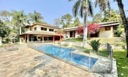 Casa de luxo à venda em Carapicuíba-SP, Chácara Vale do Rio Cotia: 4 quartos, 4 suítes, 2 salas, 6 banheiros, 6 vagas, 540m². Venha conferir!