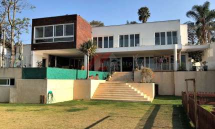 Luxuosa casa para locação em Carapicuíba-SP, bairro Nova Fazendinha: 4 quartos, 4 suítes, 1 sala, 6 banheiros, 3 vagas, 550m².