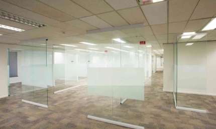 Sala Comercial em Condomínio na Chácara Santo Antônio: 8 Salas, 1 Banheiro, 22 Vagas de Garagem e 935m² de Área. Alugue Já!