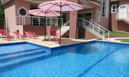 Imponente casa em condomínio na chácara de la rocca, 4 suítes, 4 salas, 8 banheiros, 14 vagas, 620,45m² - carapicuíba-sp