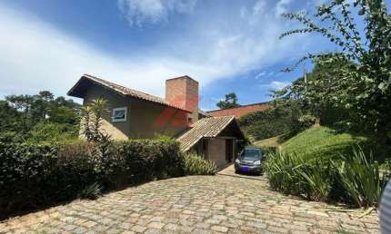 Imperdível casa em condomínio na Chácara dos Lagos, Carapicuíba-SP! 3 quartos, 1 suite, 1 sala, 3 banheiros, 3 vagas de garagem, 355,00 m² de área.