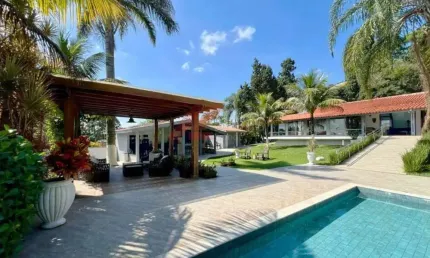 Luxuosa mansão em condomínio na Chácara das Paineiras, Carapicuíba-SP: 6 quartos, 3 suítes, 1 sala, 6 banheiros, 5 vagas, 619,32 m².