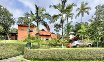 Casa à venda em Cotia-SP, Chácara Eliana: 4 quartos, 2 suítes, 2 salas, 4 banheiros, 6 vagas de garagem.