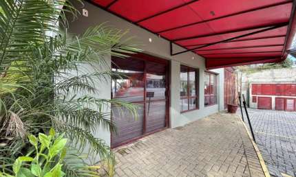 Sala comercial de alto padrão à venda em Carapicuíba-SP, na Chácara São João: 5 salas, 5 banheiros, 5 vagas de garagem!