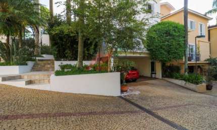 Casa de alto padrão em condomínio no Jardim Morumbi, São Paulo-SP: 3 quartos, 2 suítes, 3 salas, 3 vagas de garagem, 325m².