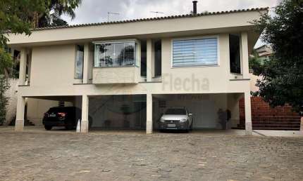 Casa de luxo em condomínio à venda em Cotia-SP, 4 quartos, 2 suítes, 5 banheiros, 13 vagas de garagem, 587,50 m².
