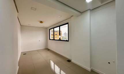 Sala comercial para alugar na Rua Doutor Heitor Blum, --, Estreito, Florianópolis por R$ 1.100