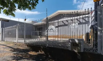 Casa comercial com 4 salas, 2 banheiros, 3 vagas para locação ou venda no Jardim dos Oliveiras em Campinas/SP